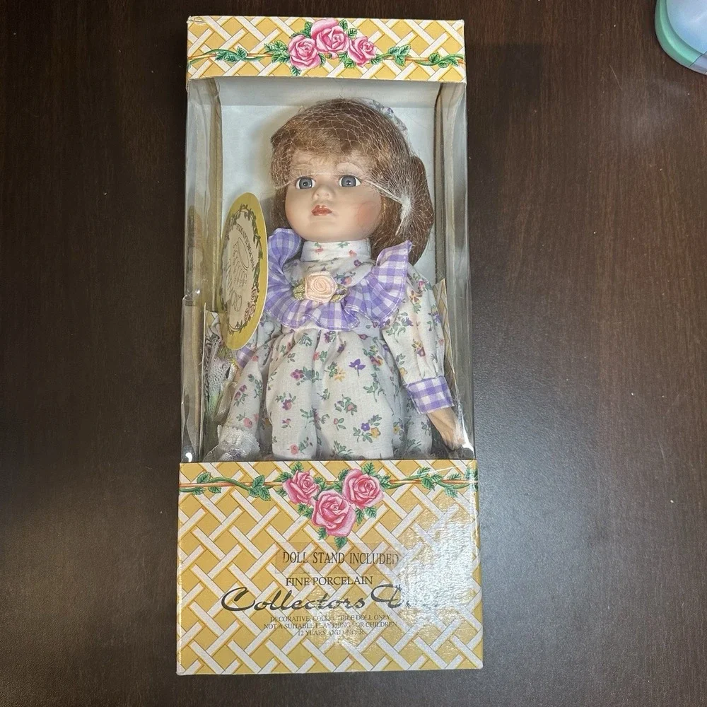 Vintage Crowne Stephanie Fine Porcelain Doll 1998 NIB White/Purple Floral‎ Dress